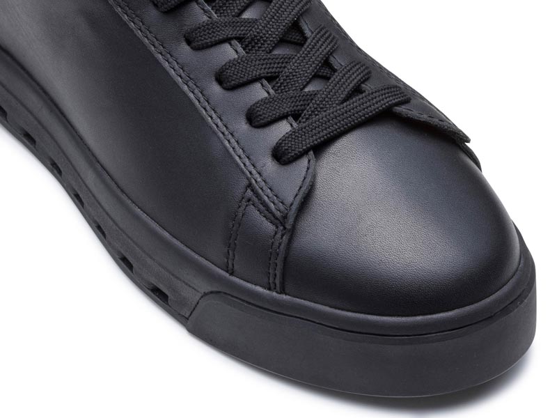 コートスニーカー GORE-TEX SURROUND