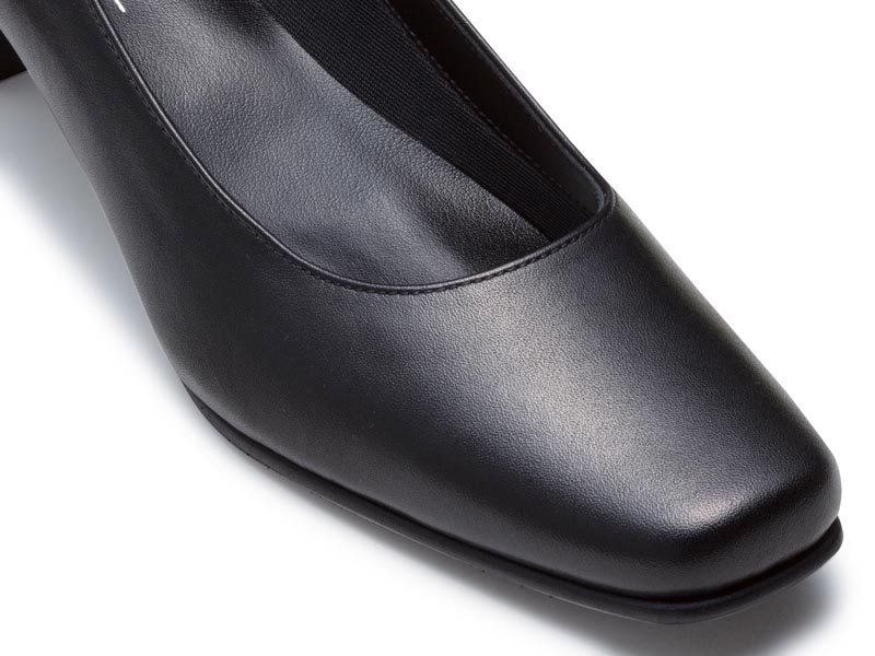 甲ベルト付きプレーンパンプス